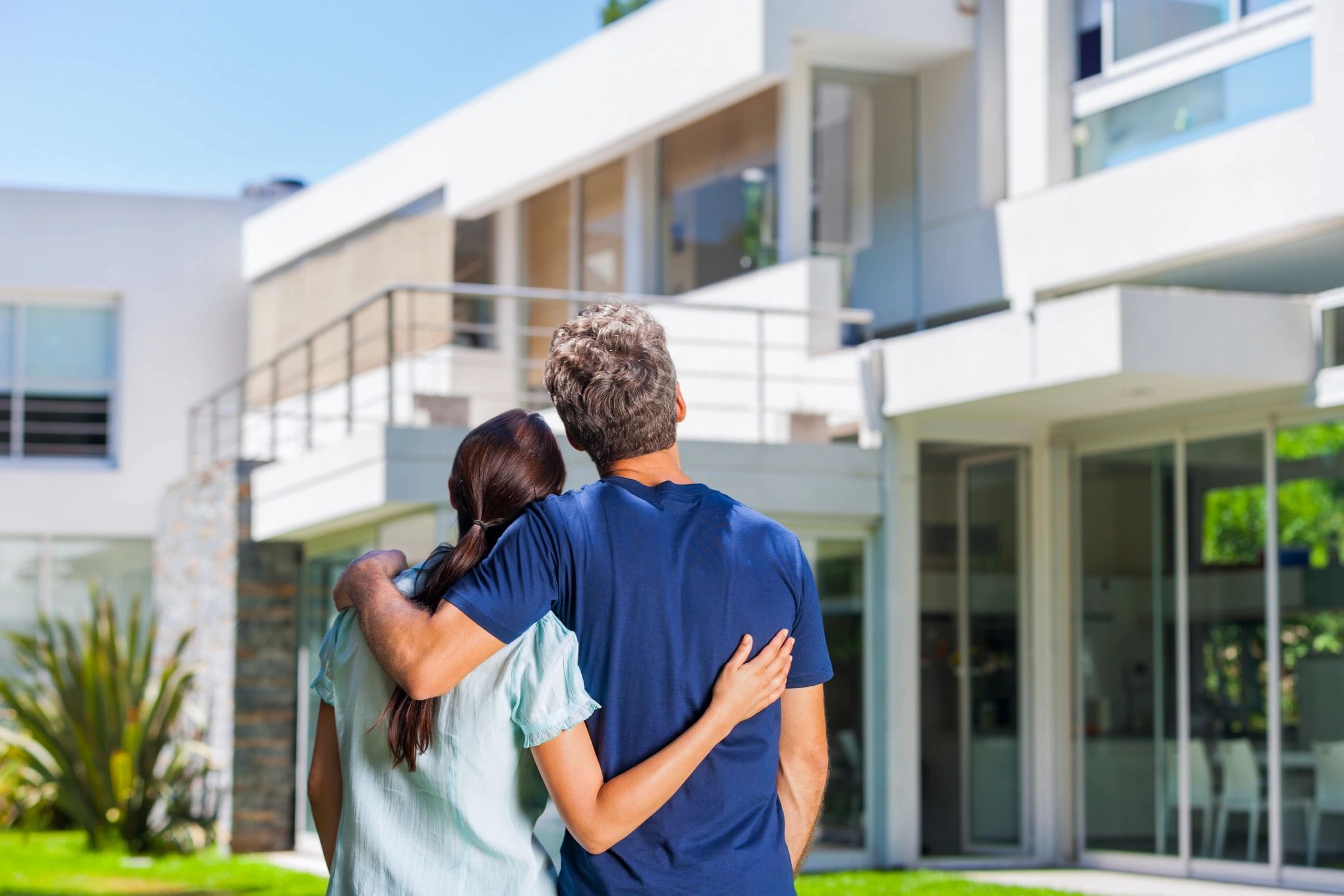 Couple looking at home – radon safety New Brunswick